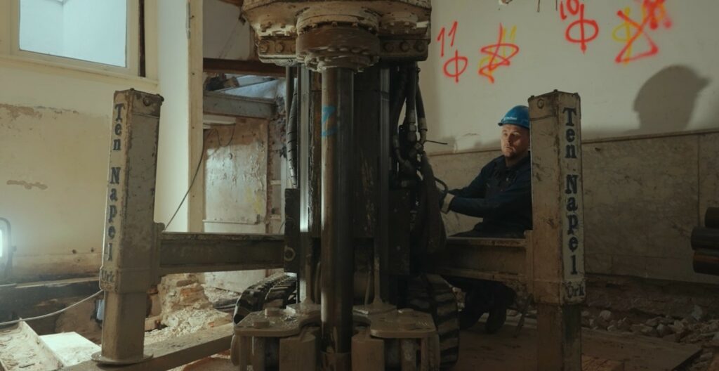 Ten Napel medewerker bezig met schroefinjectiepalen