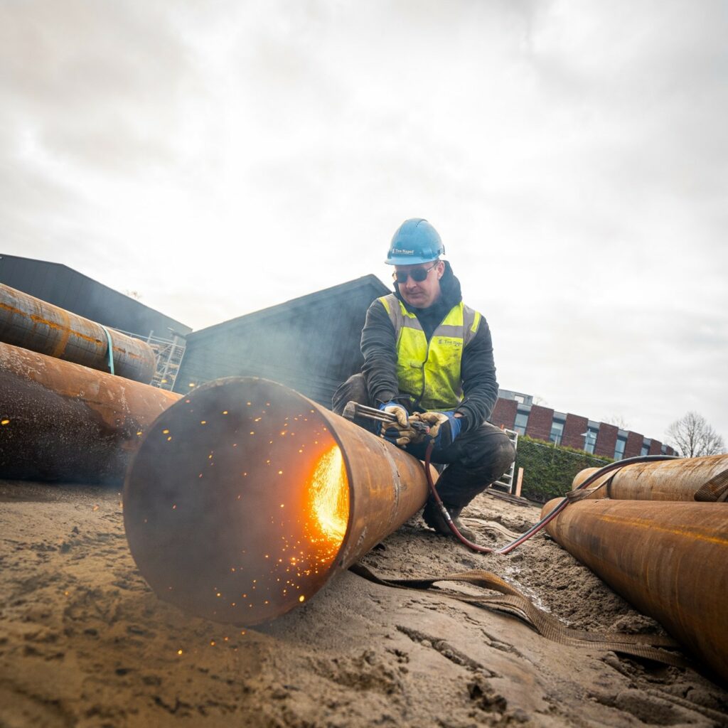 Ten Napel medewerker die een stalen buis aan het lassen is