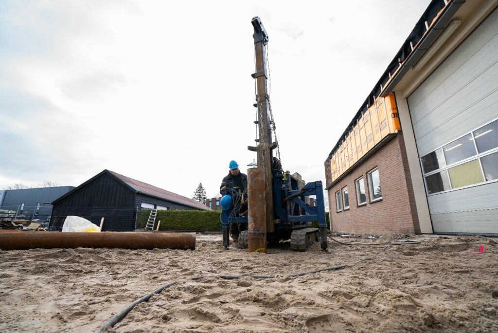 Ten Napel medewerkers die bezig zijn met het plaatsen van een fundering